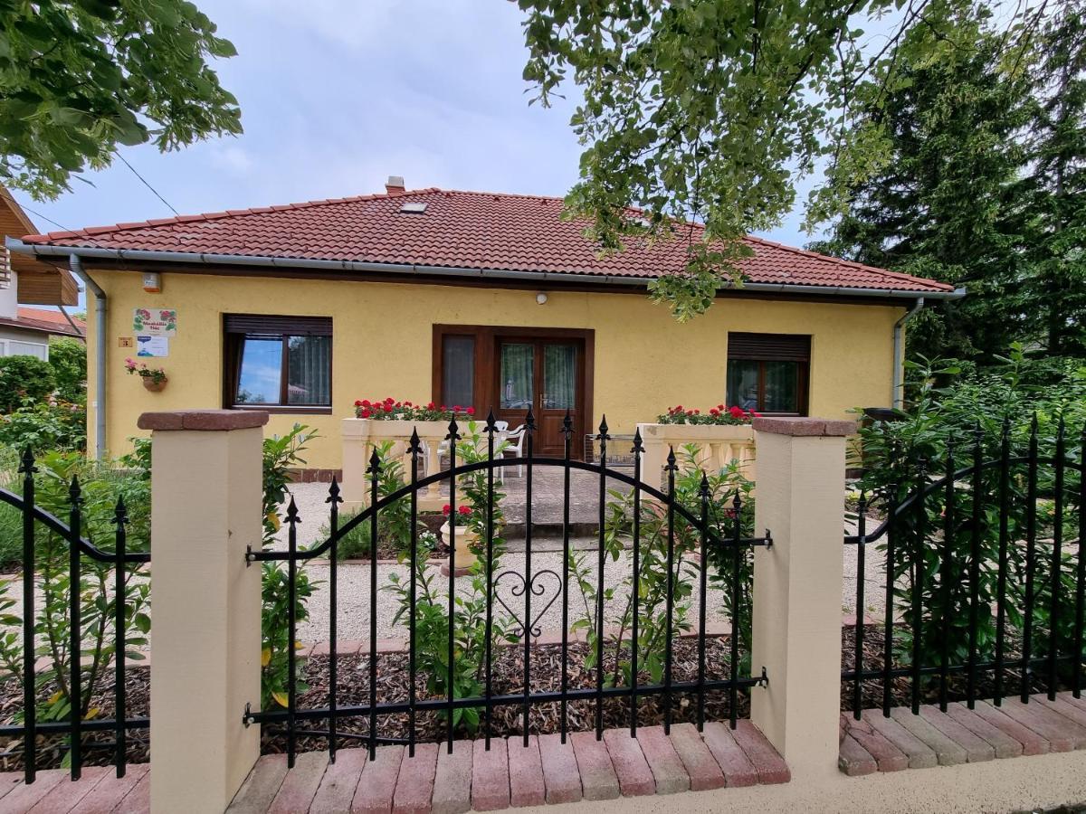 Muskatlis Haz Apartment Balatonlelle Bagian luar foto